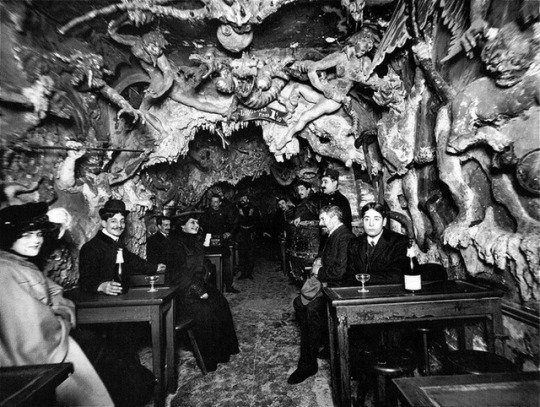 GenyaTheHag's tweet photo. cabaret de l'enfer was a hell themed paris cafe in 1892-1950. guests were greeted with “enter and be damned, the evil one awaits you!”, and were served ‘satanic’ drinks by waiters dressed as devils. https://t.co/cf4xkanEZ0