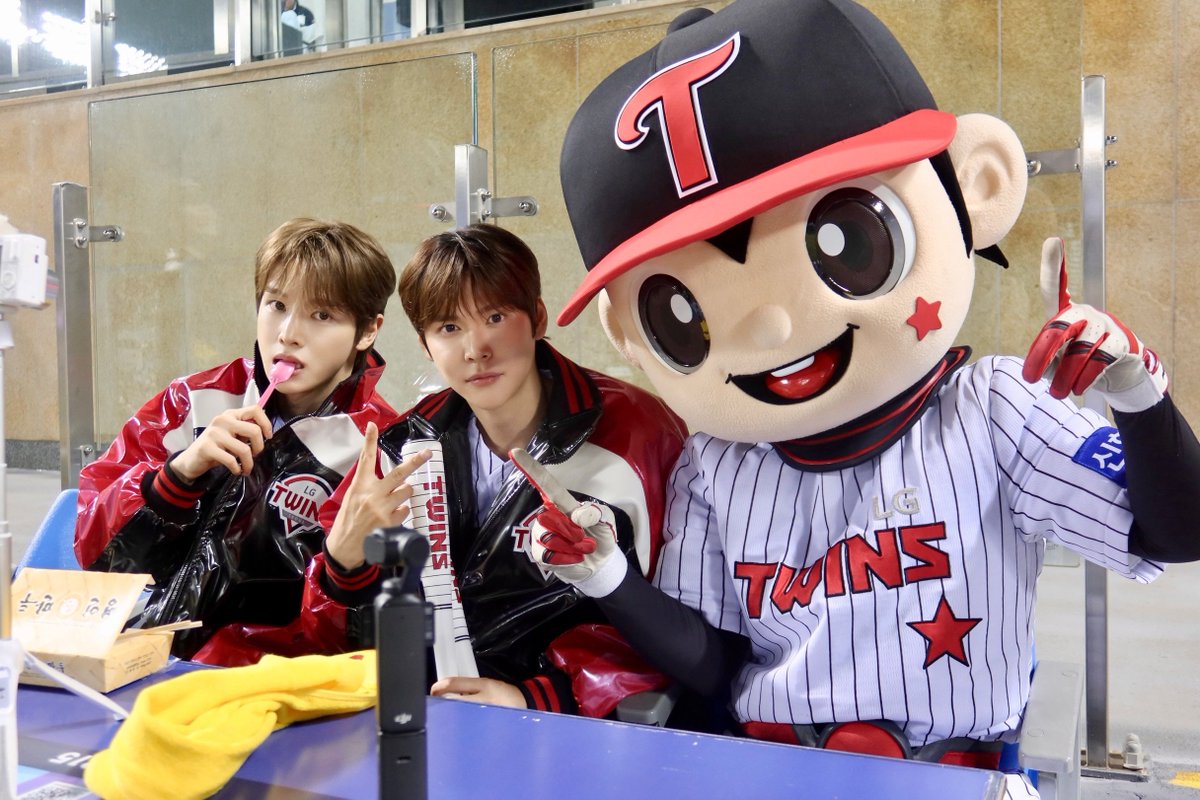 riizingbambi's tweet photo. 시구⚾️ https://t.co/bf2HaUIw6m