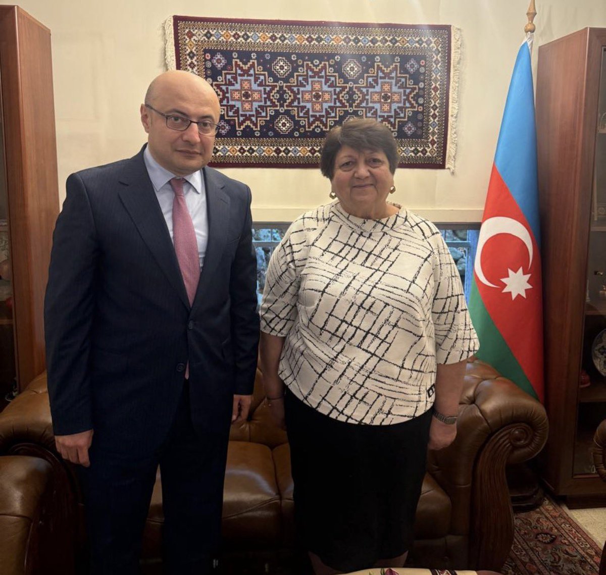 ElmarEMammadov's tweet photo. 🇦🇿🇧🇬 Bolqar dilində nəşr olunan “Akord” jurnalının baş redaktoru Mariya Pavlovna Hüseynova-Atanasova ilə Səfirlikdə görüşməkdən məmnun oldum. Jurnalın 25-ci yubiley buraxılışı münasibətilə onu təbrik etdim və gələcək fəaliyyətində uğurlar arzuladım.🇦🇿🤝🇧🇬 https://t.co/exYkW7HxKB https://t.co/fJgd00EGZi