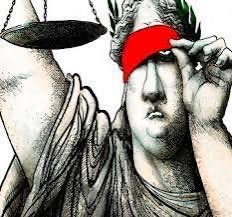 LauraBorras's tweet photo. Després del que he sabut avui, també per la premsa abans que pels advocats, tinc dues remarques a fer al tribunal: 
1.- no humilia qui vol, sinó qui pot.
2.- com deia Mn. Pere Ribot: “Podran arranar, però no desarrelar”.

Perquè una cosa és suspendre una pena de presó, que és una decisió jurídica i una altra és afegir-hi una obligació formativa que, pel seu contingut, té una càrrega política evident: després de 8 anys de procés judicial, d’haver dirigit la Institució de les Lletres Catalanes, la Conselleria de Cultura i haver presidit el Parlament de Catalunya (2013-2023); el tribunal em diu que he de fer un curs sobre com han d’actuar les administracions públiques. Cursos per saber com ha d’actuar l’administració judicial, n’hi ha?

No crec que sigui una qüestió menor, ni neutra ni desproveïda de càrrega simbòlica. Una cosa és suspendre una pena que saben que, a dreta llei, no haurien hagut d’imposar mai i una altra és que un tribunal tingui aquesta actitud revengista, després de tot el que han fet. Per si algú tenia algun dubte que la persecució que pateixo és de caràcter polític.

La qüestió al final és on queda el meu dret a tenir drets?
I Visca Catalunya lliure!