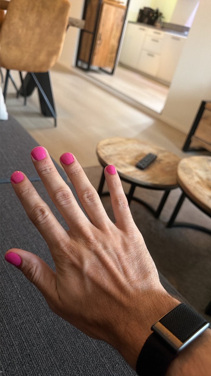 kinkyboy_93's tweet photo. Deze boy heeft stiekem zijn nageltjes gelakt https://t.co/UBw0FY0uAQ
