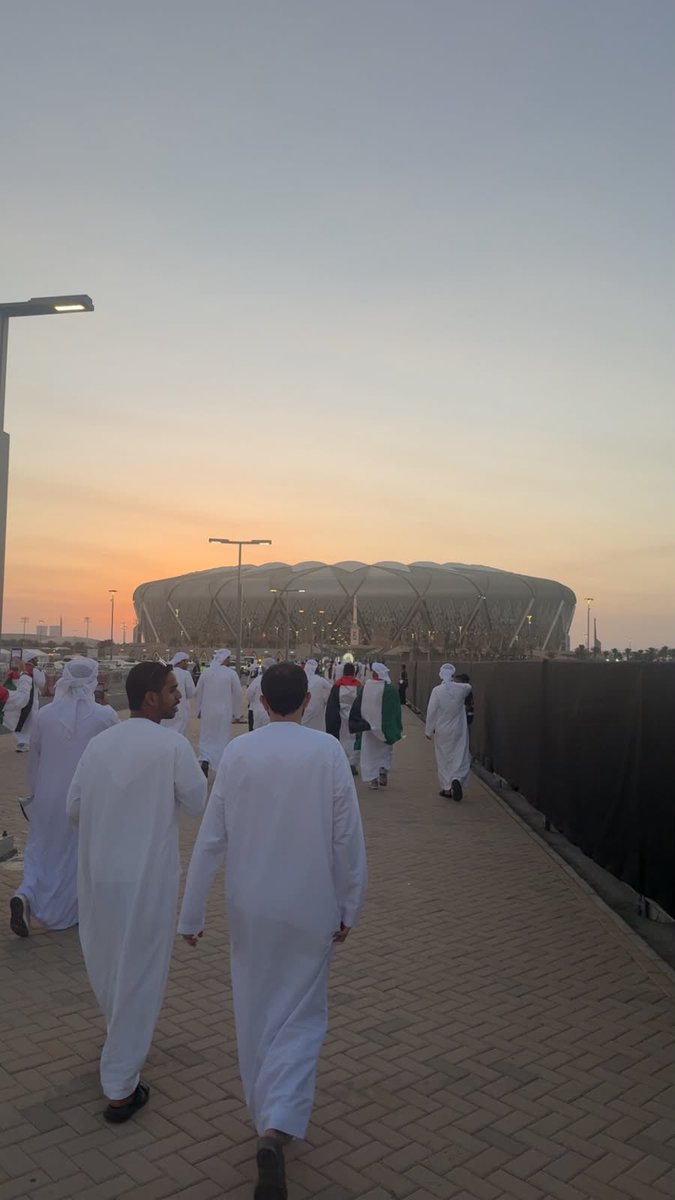 saif_aldareei's tweet photo. جمهور الإمارات وصل النهائي بطيران، وباصات، وقاعة محجوزة، وغداً وقهوة قبل الملعب. الاتحاد ما ترك المشجع يدور مكانه. حجز له الطريق، والاستقبال، والقاعة. شكراً لمن جعل الجمهور جزءاً من الفريق، لا مشهداً على الرصيف.

#نهائي_خليجي27 https://t.co/b6B7EsBSqs