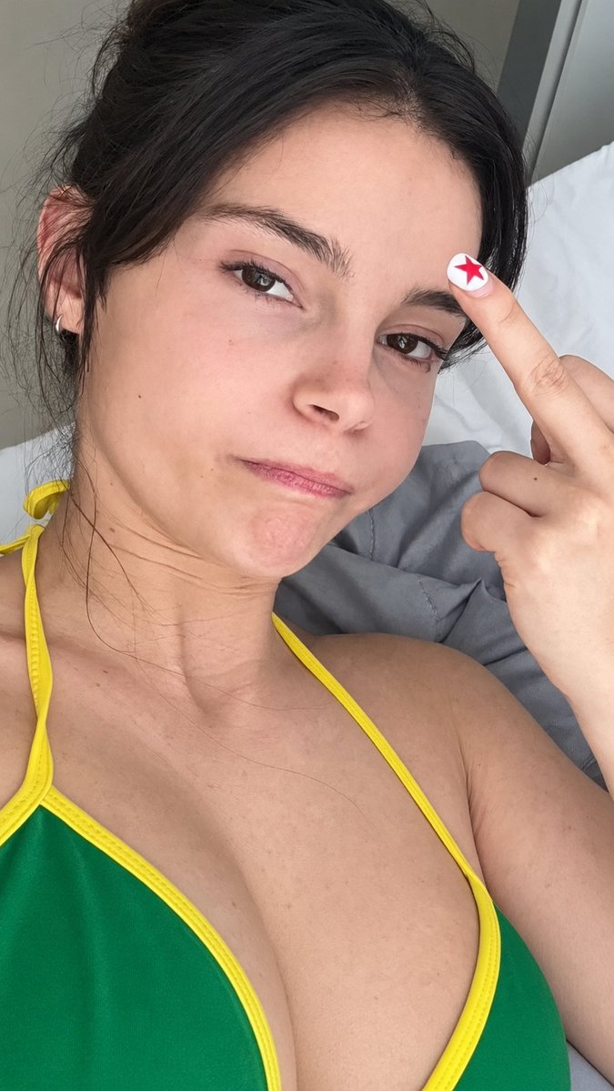 AvantikaHQ's tweet photo. Inde Navarrette pulling that ridiculously cute scrunched-up face is the purest thing on my timeline today. Her goofy charm and completely unfiltered personality are impossible not to love. 

How does someone make being this silly look so utterly adorable?! 😍 https://t.co/djcpsM3dZZ