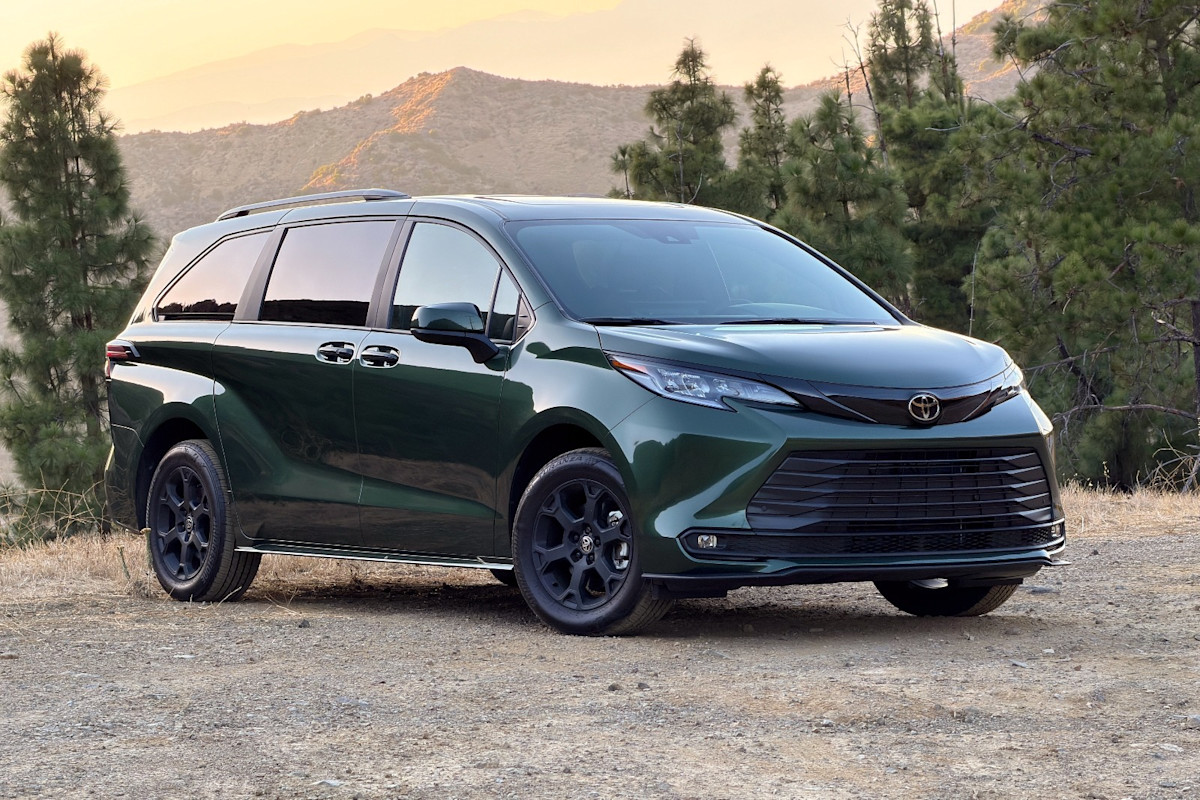 CarGurus's tweet photo. Toyota's Sienna is a fuel-efficient with standard hybrid power, offers power sliding doors and spacious three rows for passengers, though cargo space could be better. Here's our review: https://t.co/RkDOI3r5m2 https://t.co/zr6Ai3nx1C