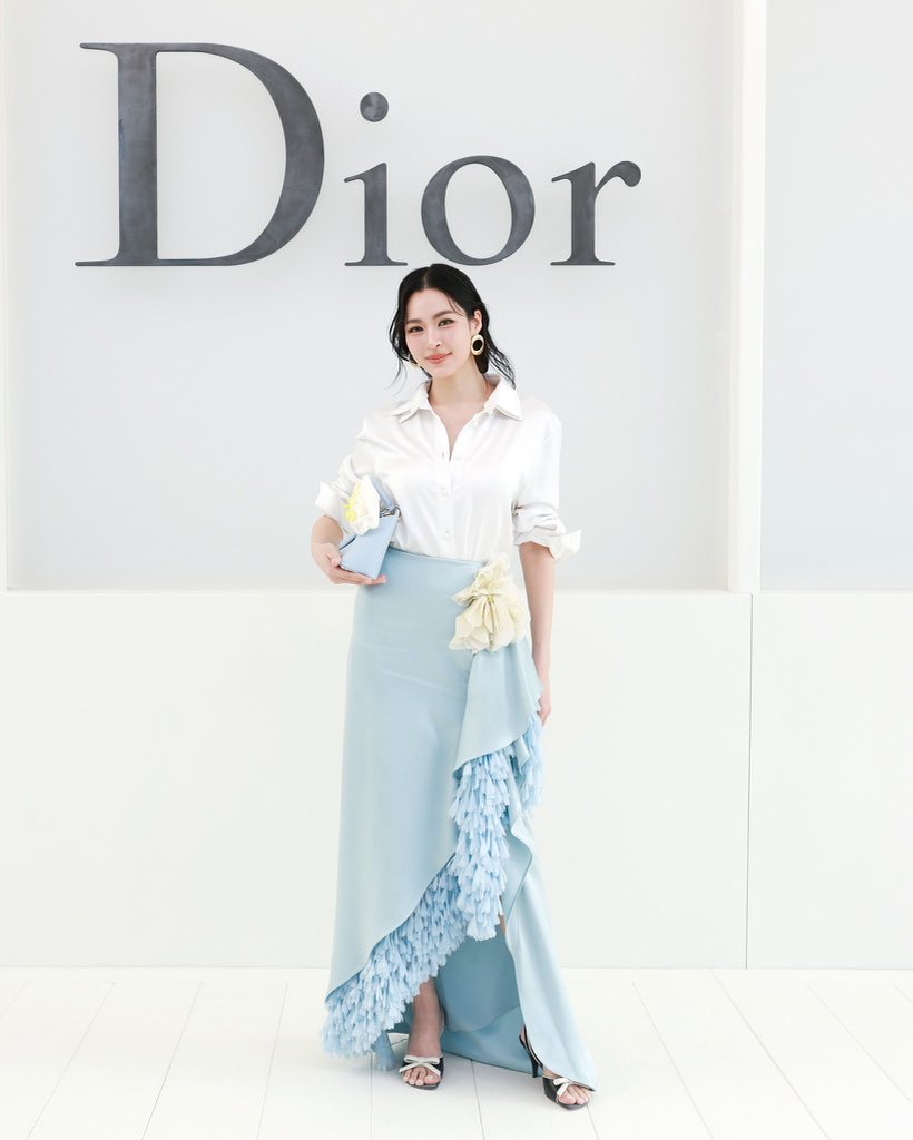 Nice98373940's tweet photo. Dior Summer 27  feels even more elevated with Lingling Kwong, whose calm fashion presence adds strength and refinement to the styling.🤍🖤

#LinglingKwong #DiorSummer27
#PFW #Dior
#LinglingKwongXDiorSummer27
@Dior @linglingsirilak https://t.co/kbeRIsKwOG