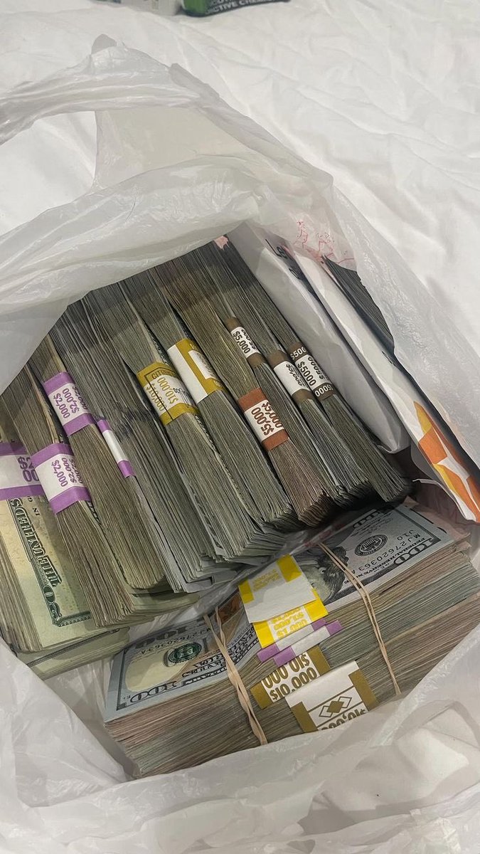 Moniflexera1's tweet photo. Manifesting money and more money💰💸💸 https://t.co/h53cJUXe2C