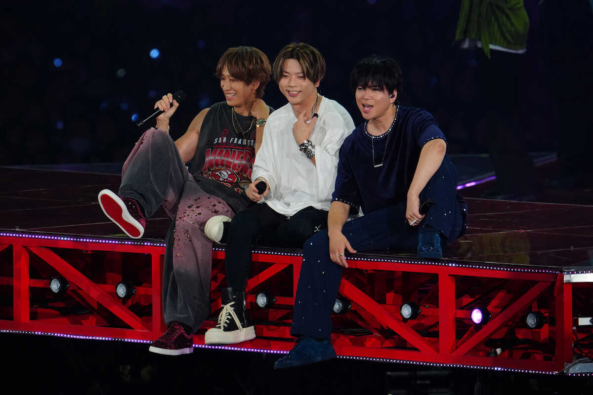 topicool_jp's tweet photo. 【トピクル】

NEWS、25周年に向け「新三部作」開幕！全国ツアー横アリ公演で加藤シゲアキ「25周年を目指します」

3人を象徴する三角形のセンターステージなどで一体感あふれる演出を披露。ファンの大合唱という感動的な一幕もありました

▼記事はこちら▼
🔗https://t.co/MCRgEvALAv

＃NEWS https://t.co/0F62R8Ast9