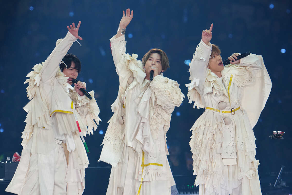 topicool_jp's tweet photo. 【トピクル】

NEWS、25周年に向け「新三部作」開幕！全国ツアー横アリ公演で加藤シゲアキ「25周年を目指します」

3人を象徴する三角形のセンターステージなどで一体感あふれる演出を披露。ファンの大合唱という感動的な一幕もありました

▼記事はこちら▼
🔗https://t.co/MCRgEvALAv

＃NEWS https://t.co/0F62R8Ast9