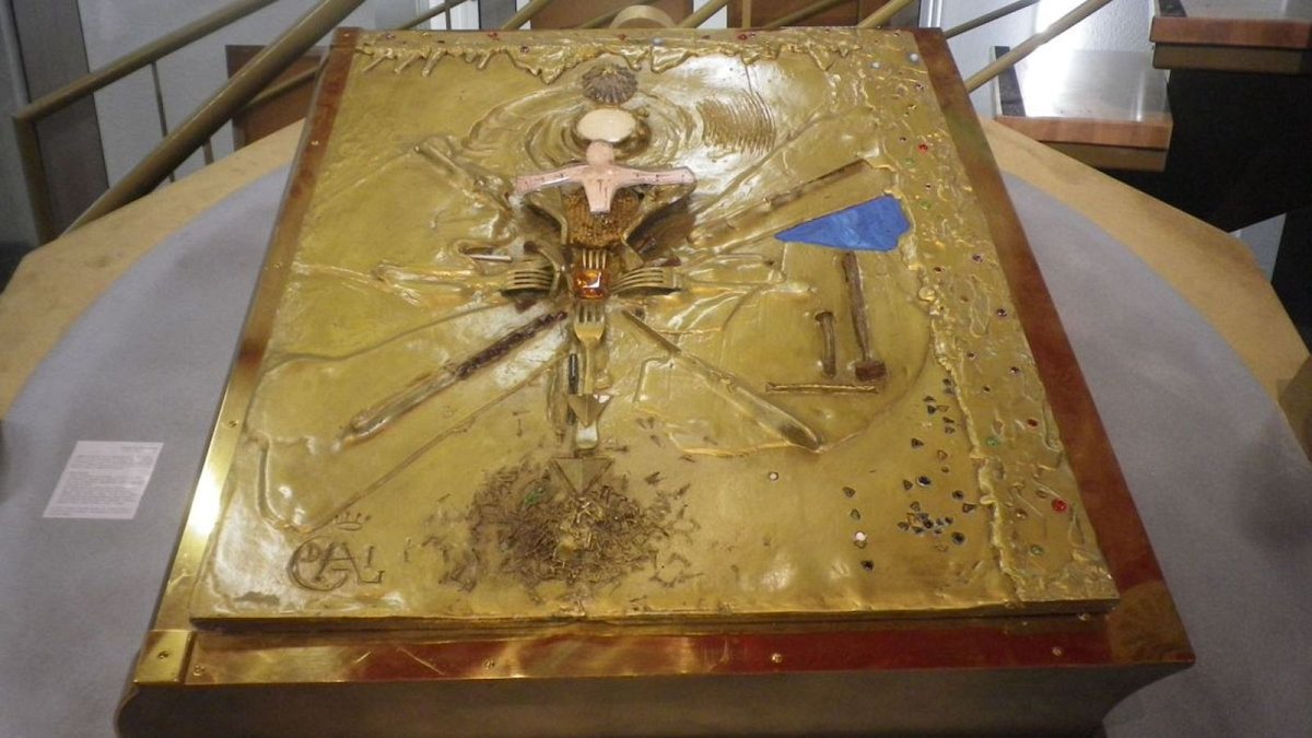 rtve's tweet photo. Roban en Francia 'El apocalipsis de San Juan', un "libro tesoro" de 210 kilos.

El ejemplar es único y cuenta con una cubierta de bronce de 150 kilos con incrustaciones de oro y gemas, diseñada por Dalí.

https://t.co/OrEF59U3VN https://t.co/7ijhBbngse