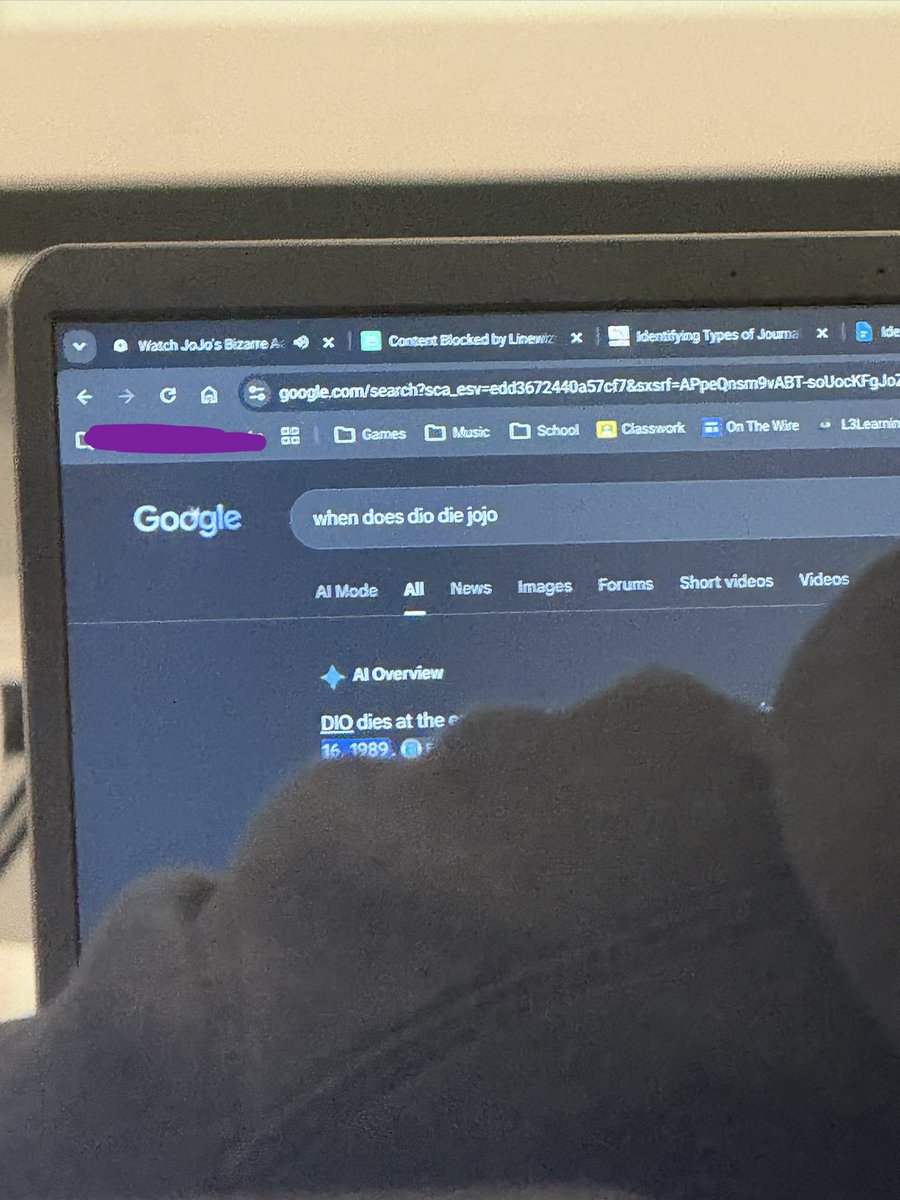 camcentric's tweet photo. guy in front of me in english class https://t.co/6AGGd9vbf9