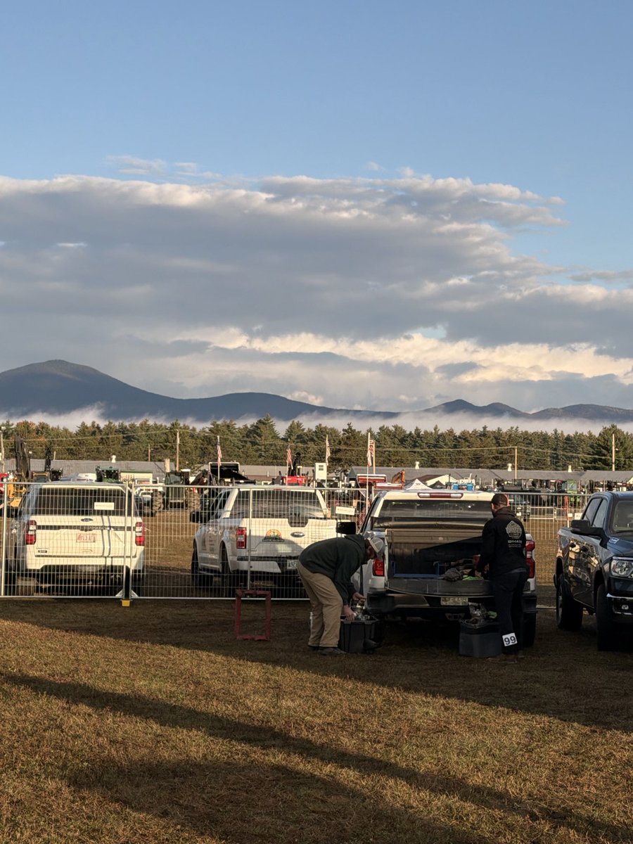 DrewEric22's tweet photo. Woodsman day fryeburg fair! https://t.co/X8tJp3K01j