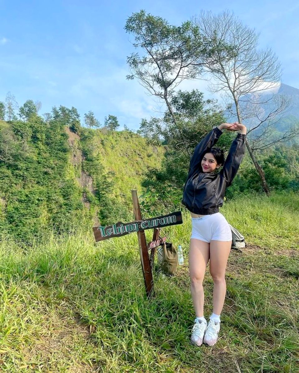 SleepySamosaa's tweet photo. Views were 10/10, but I’m looking for an 11/10 to share them with. ⛰️✨ #grok #sleepysamosaa https://t.co/Jhkhpke7ND