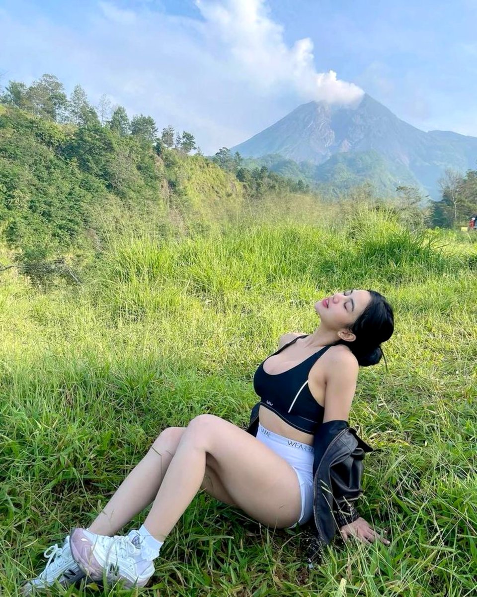 SleepySamosaa's tweet photo. Views were 10/10, but I’m looking for an 11/10 to share them with. ⛰️✨ #grok #sleepysamosaa https://t.co/Jhkhpke7ND