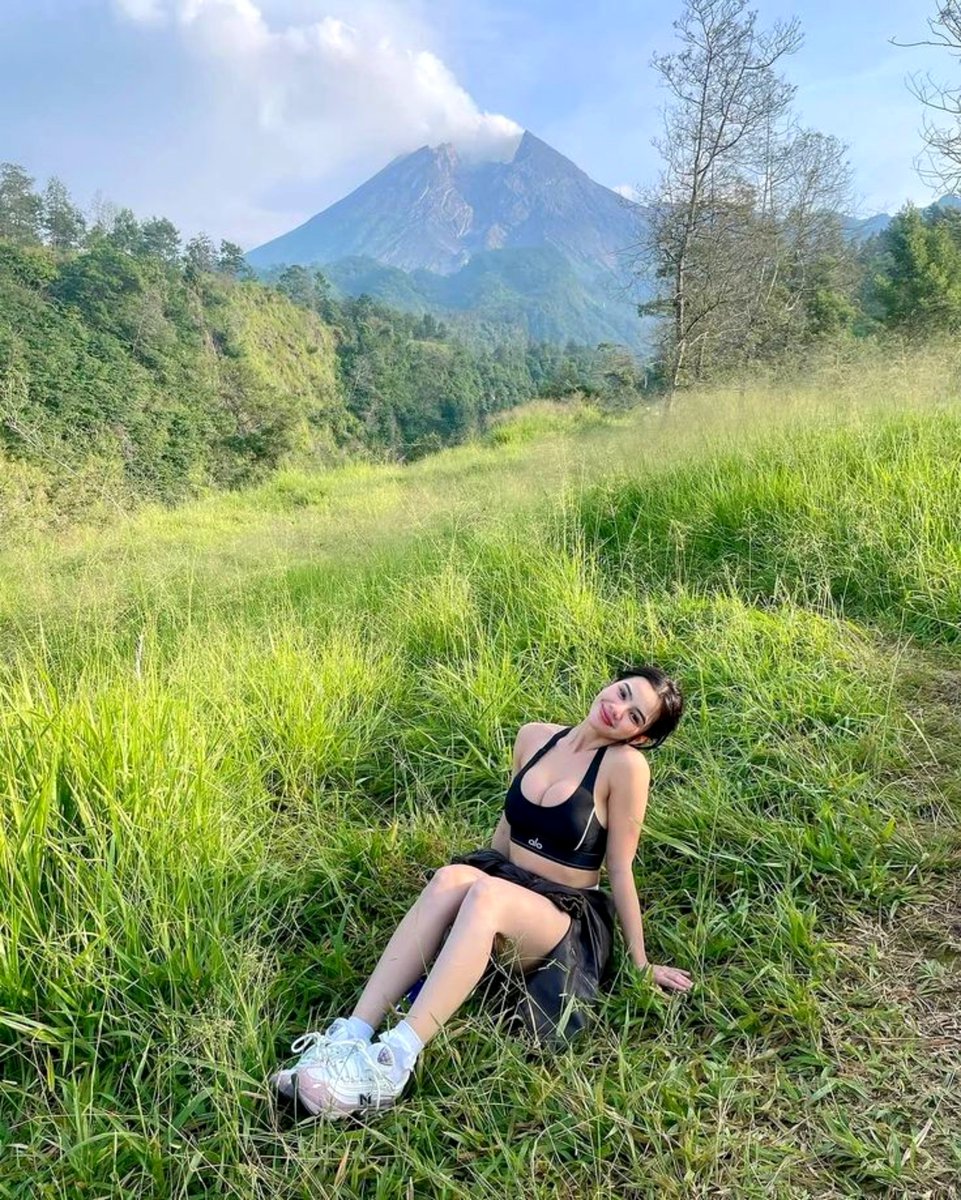 SleepySamosaa's tweet photo. Views were 10/10, but I’m looking for an 11/10 to share them with. ⛰️✨ #grok #sleepysamosaa https://t.co/Jhkhpke7ND