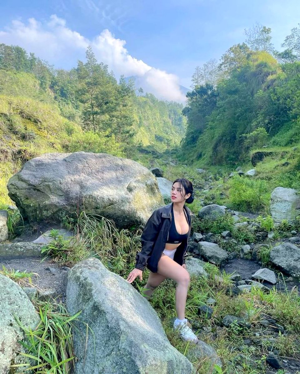 SleepySamosaa's tweet photo. Views were 10/10, but I’m looking for an 11/10 to share them with. ⛰️✨ #grok #sleepysamosaa https://t.co/Jhkhpke7ND