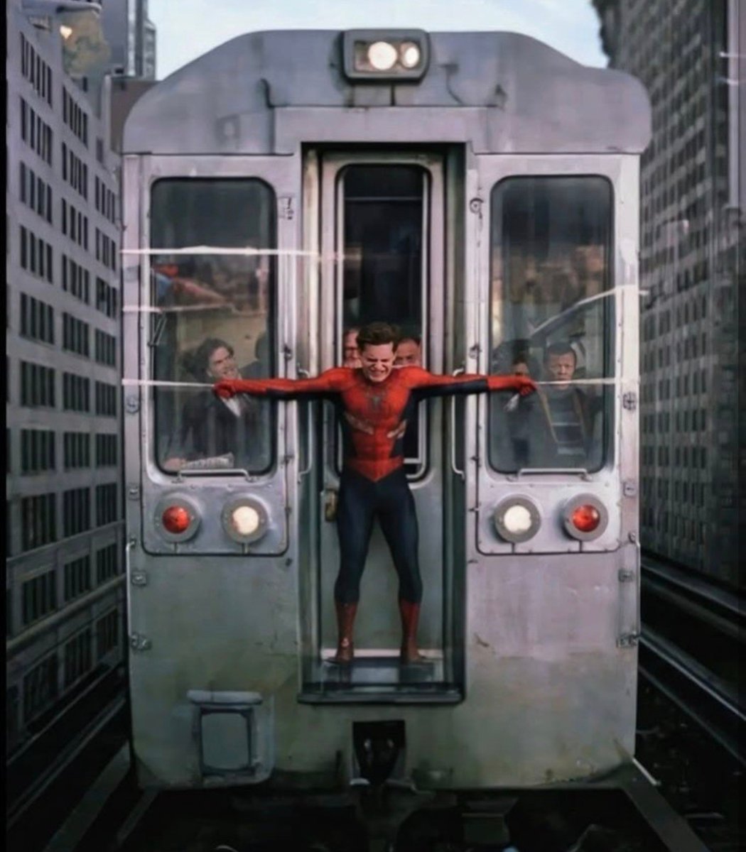 dictavenir's tweet photo. 🔴 ALERTE - Spider Bally tente de retenir la nouvelle France à la force des ses bras. https://t.co/iVB0KhZGPg
