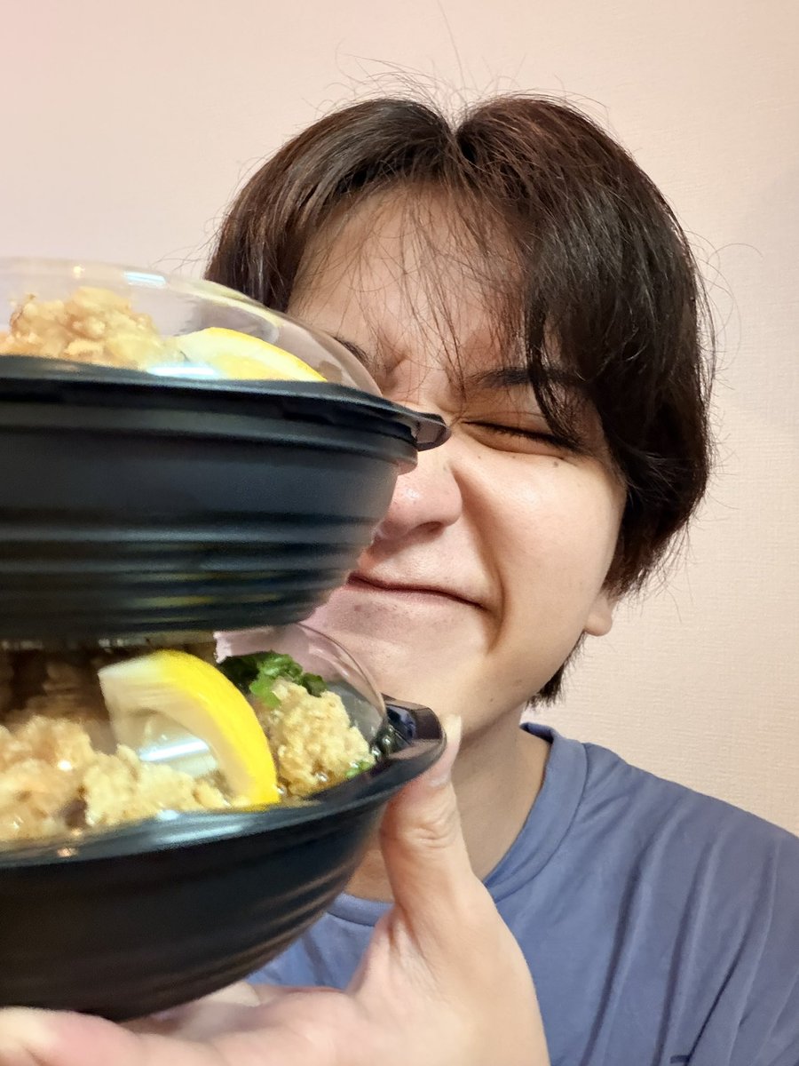 seto1007toshiki's tweet photo. 誕生日迎えましたー！
撮影期間ですが頑張ります〜🫪
なにもしないのもあれなんで唐揚げ頼んで食べて寝ます✌️
#happybirthday #誕生日 https://t.co/z80KF3Cr32