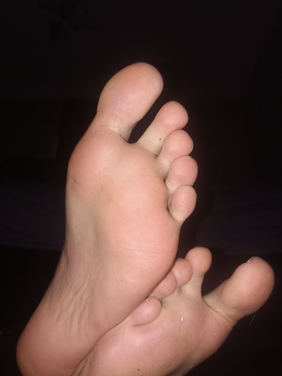 Masterarda96's tweet photo. Sokaktaki normal insanların çoğunun olmak istediği yer
#ayakfetişi #ayakkölesi #ayak #sahibe #köle #master #footfetısh #footseller #feetfetısh   #feetworshi̇p #gay #çorap #ayakköpeği #kirliayak https://t.co/xq04n6e7dh