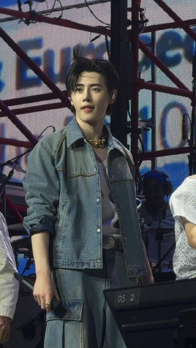 jkelovesjy's tweet photo. let’s talk abt this coachella fit https://t.co/2mLB0rLKUB