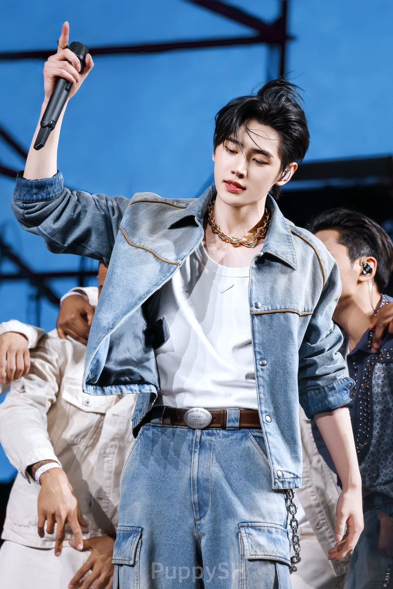 jkelovesjy's tweet photo. let’s talk abt this coachella fit https://t.co/2mLB0rLKUB