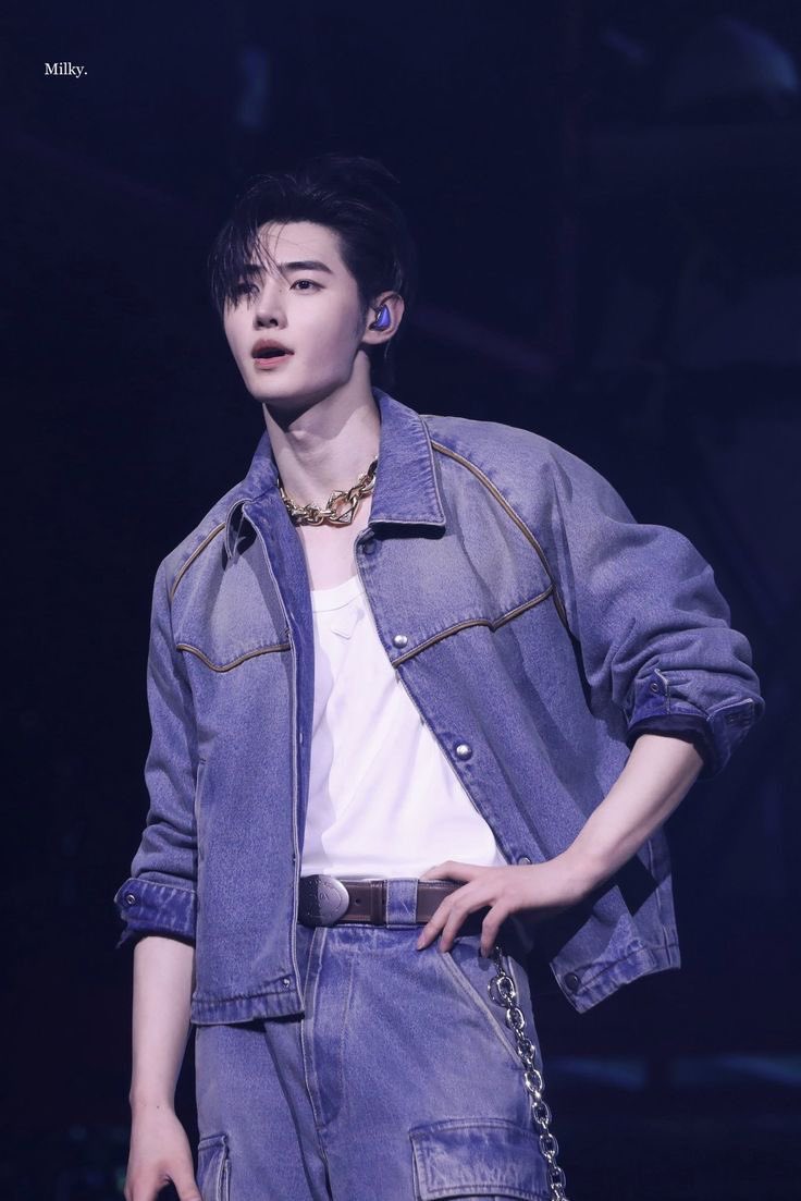 jkelovesjy's tweet photo. let’s talk abt this coachella fit https://t.co/2mLB0rLKUB