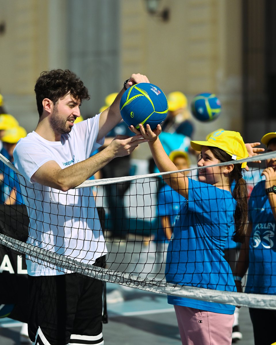 Federvolley's tweet photo. 🏐🇮🇹 #VolleyS3 a Bari tra inclusione e divertimento abbiamo vissuto la pallavolo attraverso una formula semplice e immediata: le reti abbassate e il gioco al centro dell’esperienza.
📷 News e gallery al link:
https://t.co/smfuLBdMIs https://t.co/175zHz8Tgc