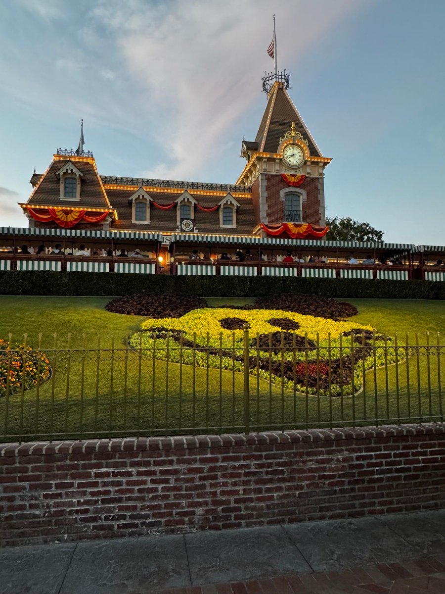 MousePlanet's tweet photo. If you’re a @Disneyland Magic Key holder and thought waking up to news of no price increase was good, wait until you check your email! 

https://t.co/v9Nsj5uM8k https://t.co/drNQUMUDLf