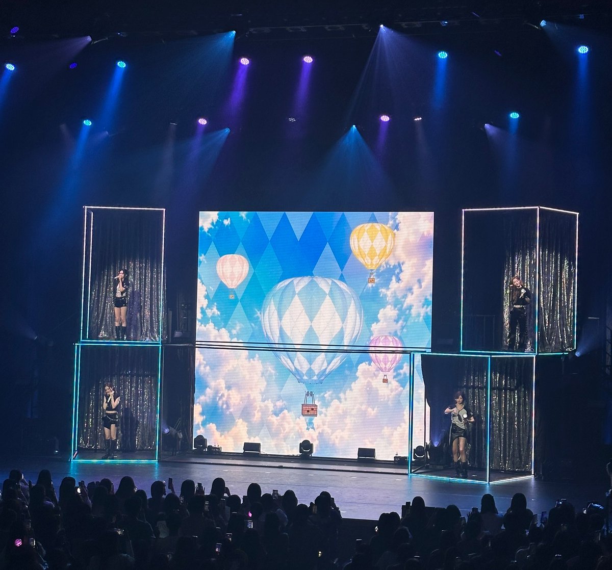 mixasl717's tweet photo. お誘いしてもらって参戦〜！
キレッキレのダンスにあの生歌はすごい！
圧巻のパフォーマンスでとても魅力的でした🎵🎀
掛け声もできてノリノリでとても楽しかった🥳✨
あと4280円ね！w

しばらくは頭の中でQUARTETとSuper Lunaが流れてそう〜〜！掛け声も含めて特に好き！

#ISSUE_2ND_TOUR https://t.co/Ipo7JHBAXj