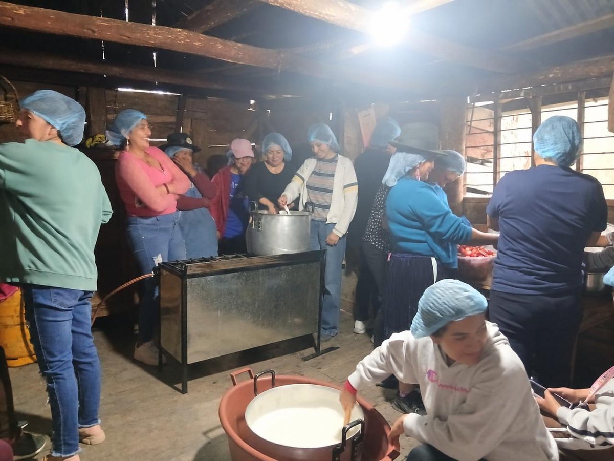 PrefecturaCanar's tweet photo. 🌱🥛 Impulsamos prácticas sostenibles en 𝐄𝐥 𝐒𝐚𝐥𝐭𝐨, 𝐁𝐢𝐛𝐥𝐢𝐚́𝐧, donde 𝟐𝟑 𝐩𝐚𝐫𝐭𝐢𝐜𝐢𝐩𝐚𝐧𝐭𝐞𝐬 aprendieron a 𝐭𝐫𝐚𝐧𝐬𝐟𝐨𝐫𝐦𝐚𝐫 𝐩𝐫𝐨𝐝𝐮𝐜𝐭𝐨𝐬 𝐥𝐚́𝐜𝐭𝐞𝐨𝐬 𝐞𝐧 𝐲𝐨𝐠𝐮𝐫 𝐧𝐚𝐭𝐮𝐫𝐚𝐥 𝐲 𝐠𝐫𝐢𝐞𝐠𝐨, promoviendo la soberanía alimentaria. https://t.co/9YUBtPhR7a