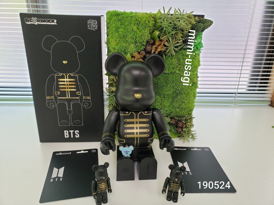 usagi384's tweet photo. 2019年のBTS × BE@RBRICK。
届いたときに記念撮影してた写真、見つかった📸

当時は
100% 2,000円  400% 8,800円
2026年は
100% 2,800円  400% 17,800円

400%、かなり上がったな…😳
こうして比べると時の流れを感じる😂 https://t.co/Ir3Sm1IxQ1