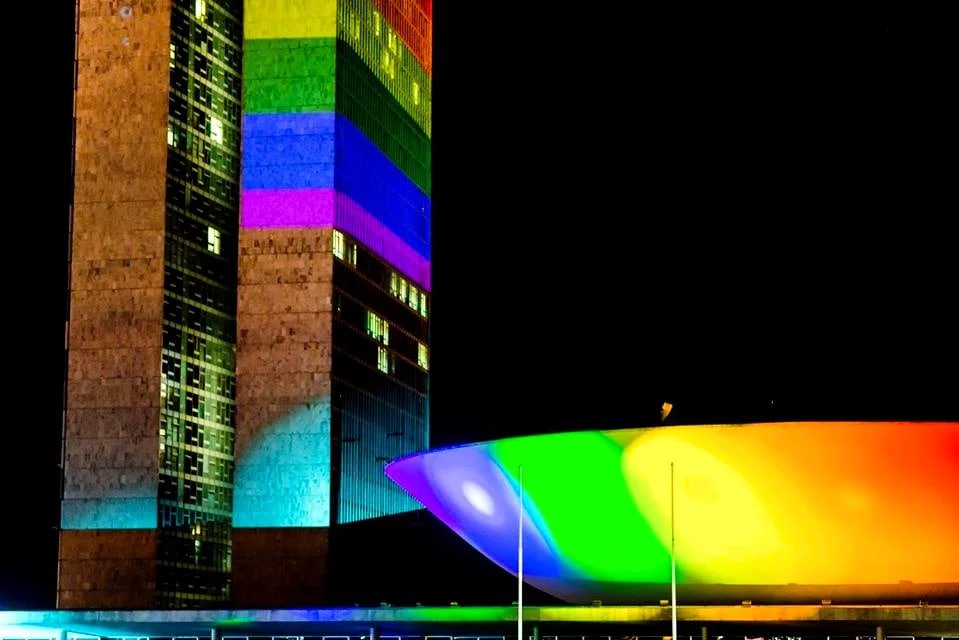 camarotedacpi's tweet photo. 🏳️‍🌈🏛 Bancada LGBT+ triplica de tamanho na Câmara dos Deputados, passando de 4 para 13 parlamentares.

Em todo o Brasil, o número dobrou de 18 para 35 parlamentares. O total de votos em candidaturas LGBT+ passou dos 10,7 milhões. https://t.co/4ZKtYWwNwX