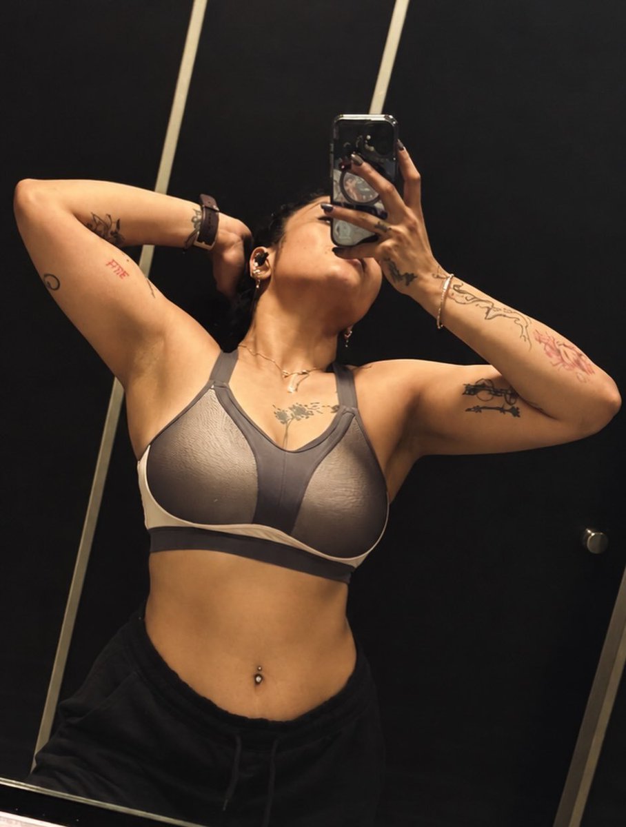 DeemedEditor017's tweet photo. Ila gym mommies ni chusthe full ga mood vastundi
aa broad sankalu, stiff bo*bs, stuffed navel, broad back, shining chest and throat abbaaa cheptunte ne lestundi, inch inch naaki korakali, sanka naaki bj thiskovali

#gymgirl #musclemommy https://t.co/efymZePYyS