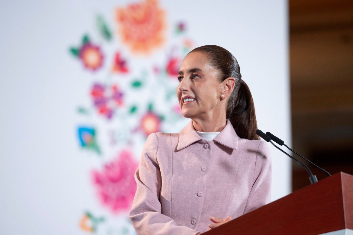 Letamaya's tweet photo. Durante la #MañaneraDelPueblo de la presidenta @Claudiashein presentamos los avances del programa #SaludCasaPorCasa. Hasta hoy los servidores de la salud han realizado más de 27 millones de visitas domiciliarias a personas adultas mayores y con discapacidad, brindando atención cálida, oportuna y cercana.

#SaludCasaPorCasa lleva #justicia y #bienestar a los hogares mexicanos, previniendo y atendiendo enfermedades; ahora la atención médica se fortalece con los consultorios de atención primaria que serán instalados a lo largo del país. 

#Bienestar es #Salud. ❤️🩺

@Valencia_Guzman