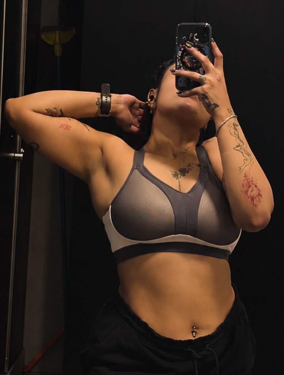 DeemedEditor017's tweet photo. Ila gym mommies ni chusthe full ga mood vastundi
aa broad sankalu, stiff bo*bs, stuffed navel, broad back, shining chest and throat abbaaa cheptunte ne lestundi, inch inch naaki korakali, sanka naaki bj thiskovali

#gymgirl #musclemommy https://t.co/efymZePYyS