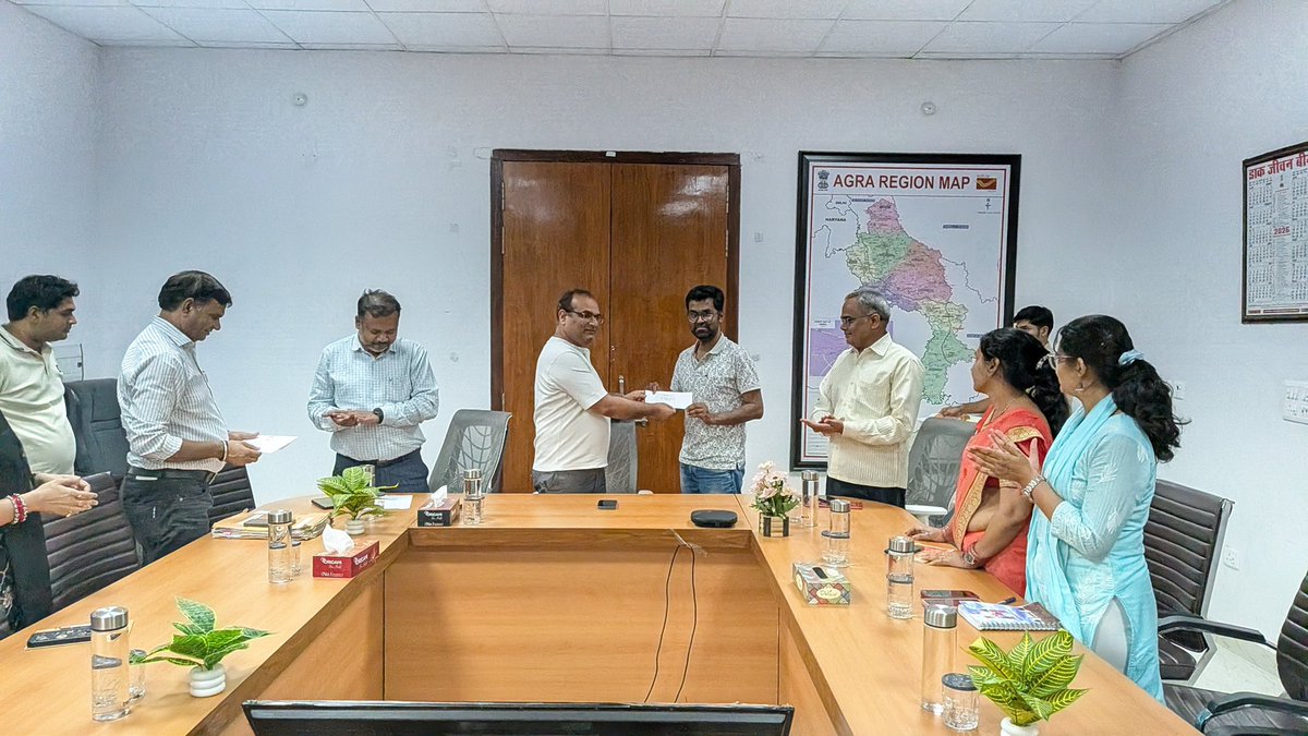 PMG_AGRA's tweet photo. परिक्षेत्रीय कार्यालय, आगरा में हिंदी पखवाड़ा–2026 का सफल समापन हुआ। विभिन्न प्रतियोगिताओं में उत्कृष्ट प्रदर्शन करने वाले कर्मचारियों को श्री शशि कुमार उत्तम, डाक सेवा निदेशक (DPS), आगरा द्वारा सम्मानित किया गया। 🇮🇳

#HindiPakhwada #Rajbhasha #HindiDiwas @IndiaPostOffice https://t.co/lAhazikM4G