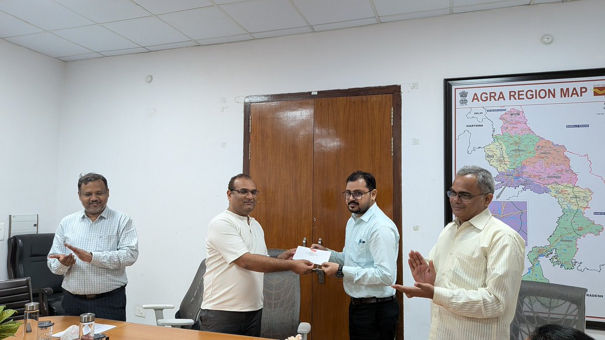 PMG_AGRA's tweet photo. परिक्षेत्रीय कार्यालय, आगरा में हिंदी पखवाड़ा–2026 का सफल समापन हुआ। विभिन्न प्रतियोगिताओं में उत्कृष्ट प्रदर्शन करने वाले कर्मचारियों को श्री शशि कुमार उत्तम, डाक सेवा निदेशक (DPS), आगरा द्वारा सम्मानित किया गया। 🇮🇳

#HindiPakhwada #Rajbhasha #HindiDiwas @IndiaPostOffice https://t.co/lAhazikM4G