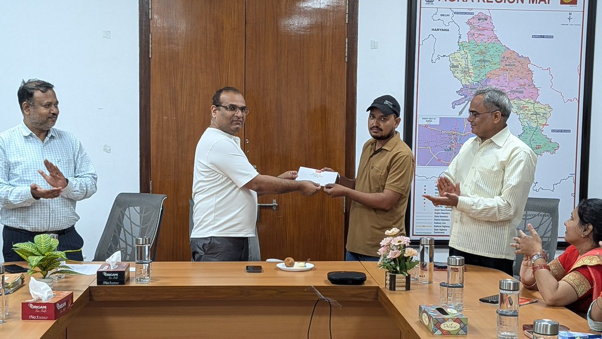 PMG_AGRA's tweet photo. परिक्षेत्रीय कार्यालय, आगरा में हिंदी पखवाड़ा–2026 का सफल समापन हुआ। विभिन्न प्रतियोगिताओं में उत्कृष्ट प्रदर्शन करने वाले कर्मचारियों को श्री शशि कुमार उत्तम, डाक सेवा निदेशक (DPS), आगरा द्वारा सम्मानित किया गया। 🇮🇳

#HindiPakhwada #Rajbhasha #HindiDiwas @IndiaPostOffice https://t.co/lAhazikM4G