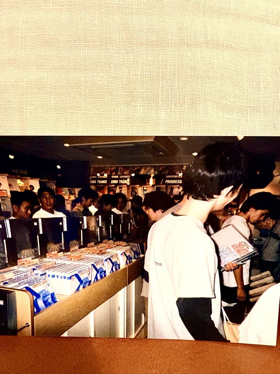 toshioueki's tweet photo. オープン時の写真やレコード棚など。エモい。 https://t.co/zOUB0jDWXy