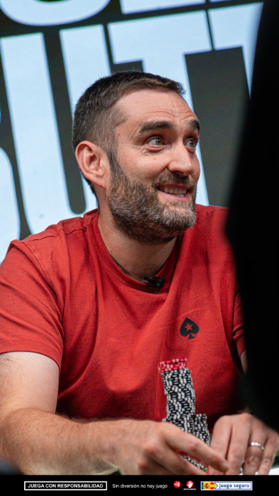 A bearded man in a red t-shirt smiles while looking up, with poker chips in front and a logo visible; text reads "JUEGA CON RESPONSABILIDAD" and "juego seguro".