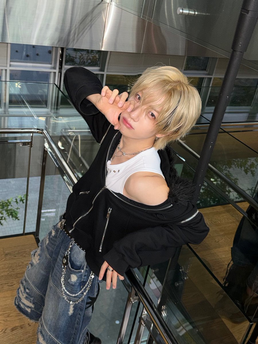 CRAVITY_twt's tweet photo. 🖤💛 
#원진 https://t.co/kJXlsekbWp