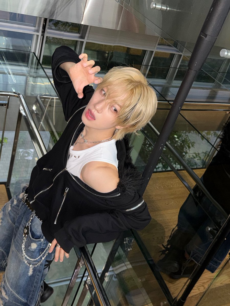 CRAVITY_twt's tweet photo. 🖤💛 
#원진 https://t.co/kJXlsekbWp