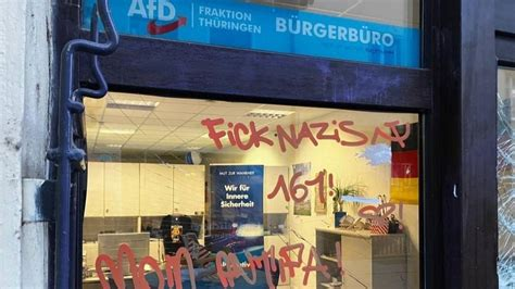 hschurich's tweet photo. Um das mal klarzustellen.
Die AfD hat sich weder Straßenschlachten mit der SPD oder den Grünen geliefert. Noch nicht mal mit der Linken.
Aber die genannten haben dutzendfache Übergriffe auf Wahlhelfer, Sympathisanten und Vertreter der AfD durchgeführt.
In den Fußstapfen der alten Nazis waren also die Anhänger der SPD, der Grünen und Die Linke.
Unsere Wahlplakate wurden tausendfach zerstört, Büros verwüstet, Leute angegriffen.
Von Seiten der AfD ging keinerlei Gewalt aus.
Wir wissen, wer sich wie die Nazis benimmt.
