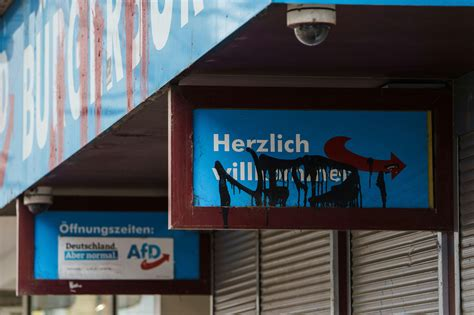 hschurich's tweet photo. Um das mal klarzustellen.
Die AfD hat sich weder Straßenschlachten mit der SPD oder den Grünen geliefert. Noch nicht mal mit der Linken.
Aber die genannten haben dutzendfache Übergriffe auf Wahlhelfer, Sympathisanten und Vertreter der AfD durchgeführt.
In den Fußstapfen der alten Nazis waren also die Anhänger der SPD, der Grünen und Die Linke.
Unsere Wahlplakate wurden tausendfach zerstört, Büros verwüstet, Leute angegriffen.
Von Seiten der AfD ging keinerlei Gewalt aus.
Wir wissen, wer sich wie die Nazis benimmt.