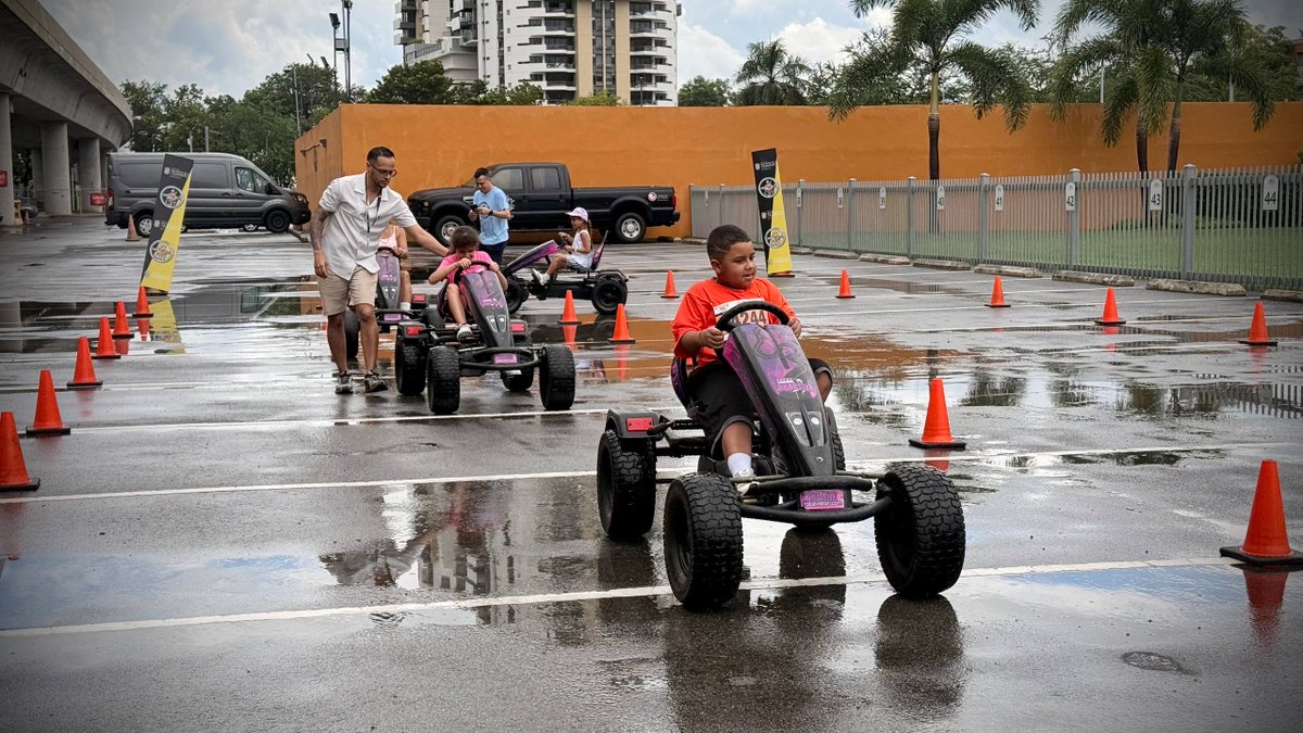 CSTPR's tweet photo. La CST dijo presente en el Coliseo de Puerto Rico durante Susan G. Komen Race for the Cure Puerto Rico.

Nos unimos a este movimiento de concienciación, prevención y bienestar para nuestras familias. Seguimos llevando mensajes para una vida más segura.

#SeguridadEnElTránsito https://t.co/pQ6keAVAbH