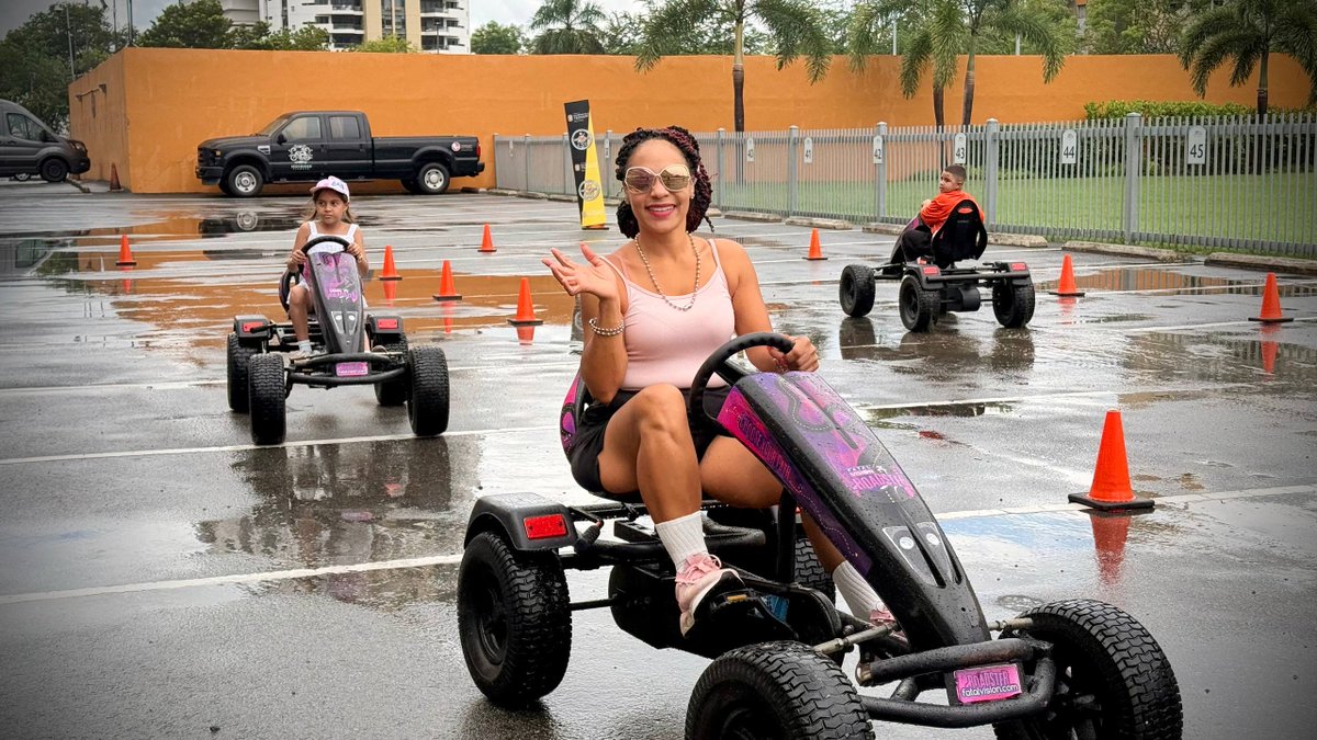 CSTPR's tweet photo. La CST dijo presente en el Coliseo de Puerto Rico durante Susan G. Komen Race for the Cure Puerto Rico.

Nos unimos a este movimiento de concienciación, prevención y bienestar para nuestras familias. Seguimos llevando mensajes para una vida más segura.

#SeguridadEnElTránsito https://t.co/pQ6keAVAbH