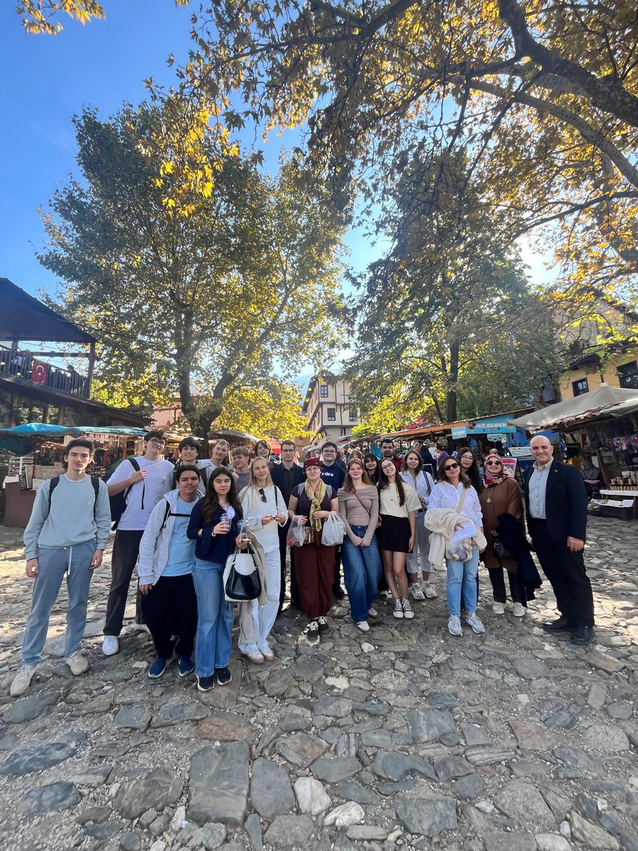 mcfenlisesi's tweet photo. Erasmus+ hareketliliğimizin ikinci gününde öğrencilerimiz, girişimcilik ve yapay zekâ temalı çalışmalarla öğrenmeye ve üretme için yapay zekâ araçlarını kullanarak iş fikri geliştirme üzerine bir atölye çalışmasına katıldılar. Yapay zekânın girişimcilik süreçlerine kattılar. https://t.co/txYqIgIx4h