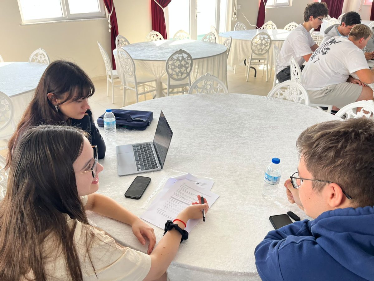 mcfenlisesi's tweet photo. Erasmus+ hareketliliğimizin ikinci gününde öğrencilerimiz, girişimcilik ve yapay zekâ temalı çalışmalarla öğrenmeye ve üretme için yapay zekâ araçlarını kullanarak iş fikri geliştirme üzerine bir atölye çalışmasına katıldılar. Yapay zekânın girişimcilik süreçlerine kattılar. https://t.co/txYqIgIx4h