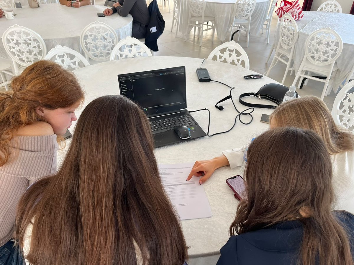 mcfenlisesi's tweet photo. Erasmus+ hareketliliğimizin ikinci gününde öğrencilerimiz, girişimcilik ve yapay zekâ temalı çalışmalarla öğrenmeye ve üretme için yapay zekâ araçlarını kullanarak iş fikri geliştirme üzerine bir atölye çalışmasına katıldılar. Yapay zekânın girişimcilik süreçlerine kattılar. https://t.co/txYqIgIx4h