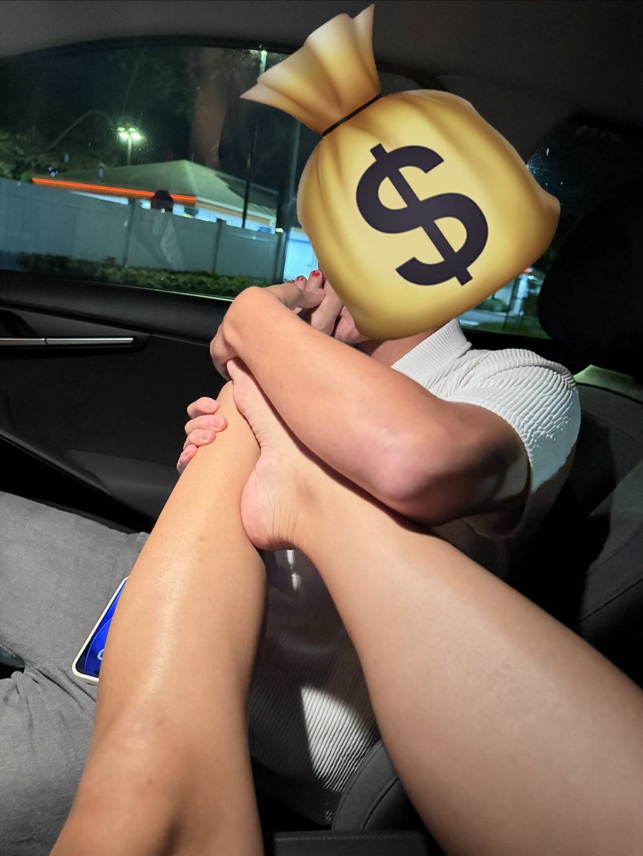 sessioner558's tweet photo. latina milf I met at my gym shoves her stinky gym feet in my face post workout. They smelled so good and she loved her toes licked. hmu for full vid of her moaning as I suck her toes🤓💰 #feet #milf #stinkyfeet https://t.co/r2BHmYIW1O