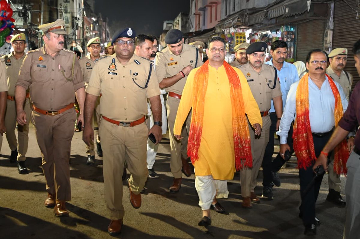 agrapolice's tweet photo. पुलिस आयुक्त, कमिश्नरेट आगरा @DeepakKumarIPS  द्वारा अपर पुलिस आयुक्त आगरा श्री सचिन्द्र पटेल एवं जिलाधिकारी आगरा के साथ श्रीराम बारात शोभायात्रा-2026 के निर्धारित मार्ग का स्थलीय निरीक्षण किया गया। इस दौरान शोभायात्रा मार्ग पर सुरक्षा-व्यवस्था, यातायात प्रबन्धन, बैरिकेडिंग, पार्किंग व्यवस्था, पुलिस बल की तैनाती एवं अन्य व्यवस्थाओं का जायजा लेते हुए संबंधित अधिकारियों को आवश्यक दिशा-निर्देश दिए गए।

इसके उपरांत पुलिस आयुक्त आगरा एवं अपर पुलिस आयुक्त आगरा द्वारा दीप प्रज्ज्वलित कर श्रीराम बारात शोभायात्रा का शुभारम्भ किया गया । इस अवसर पर जिलाधिकारी आगरा, माननीय जनप्रतिनिधिगण एवं श्रीराम बारात कमेटी के पदाधिकारी/सदस्यगण ���पस्थित रहे।

श्रीराम बारात शोभायात्रा-2026 को सकुशल, शांतिपूर्ण एवं सुव्यवस्थित ढंग से सम्पन्न कराने तथा आमजन की सुरक्षा एवं सुचारु यातायात व्यवस्था सुनिश्चित करने के दृष्टिगत कमिश्नरेट आगरा पुलिस द्वारा व्यापक पुलिस प्रबन्ध किए गए हैं। शोभायात्रा मार्ग पर पर्याप्त संख्या में पुलिस बल की तैनाती के साथ-साथ यातायात व्यवस्था, संवेदनशील स्थलों पर निगरानी एवं आवश्यक सुरक्षा प्रबन्ध सुनि��्चित किए गए हैं।

बाइट:- श्री दीपक कुमार, पुलिस आयुक्त, कमिश्नरेट आगरा

#UPPolice